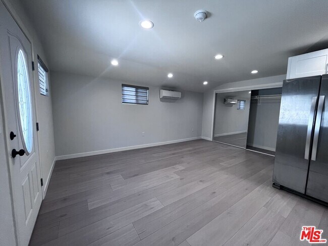 Building Photo - 942 S Lucerne Blvd