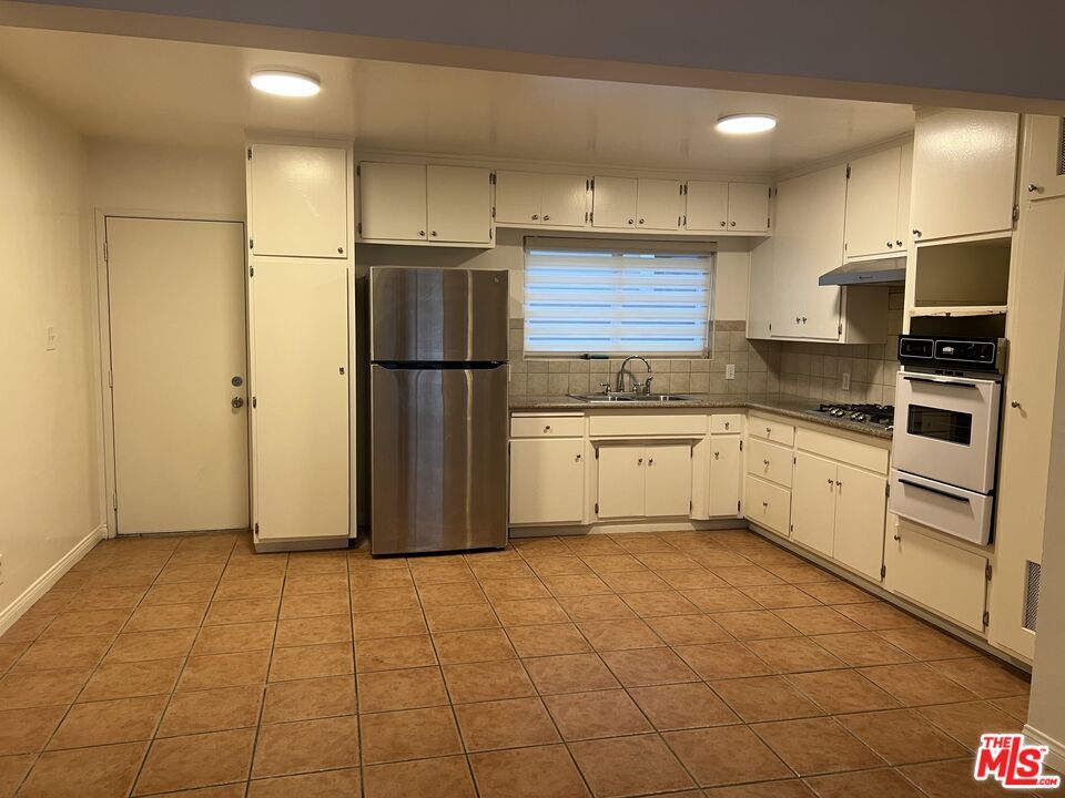 Primary Photo - 469 W 19th St