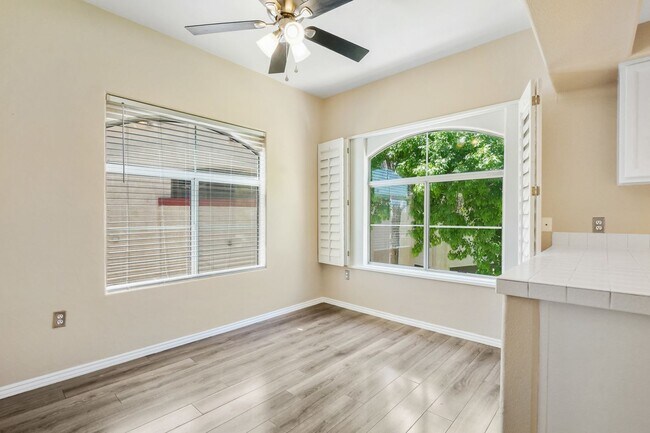 Foto del edificio - 2-Bedroom Condo in Gated Community!