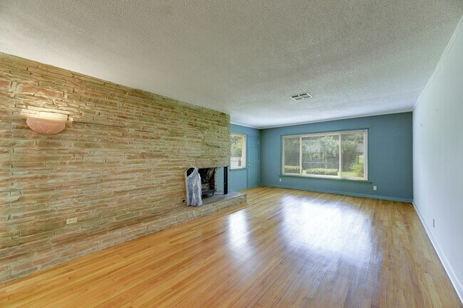 Building Photo - Available for 6 to 12 month lease - 3 bedr...