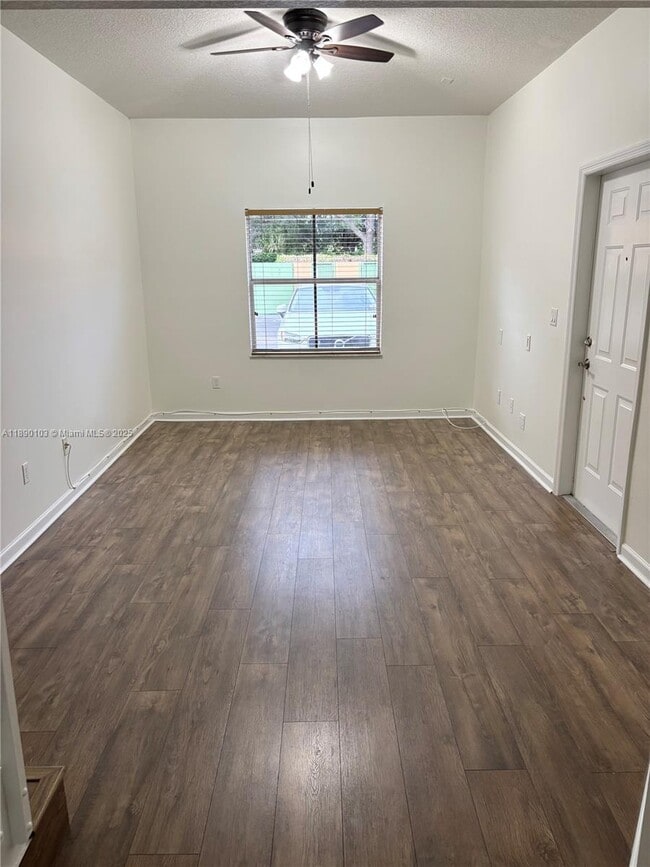 Foto del edificio - 4938 Leeward Ln