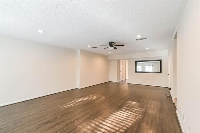 Foto del edificio - 496 N Post Oak Ln