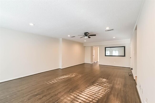 Building Photo - 496 N Post Oak Ln