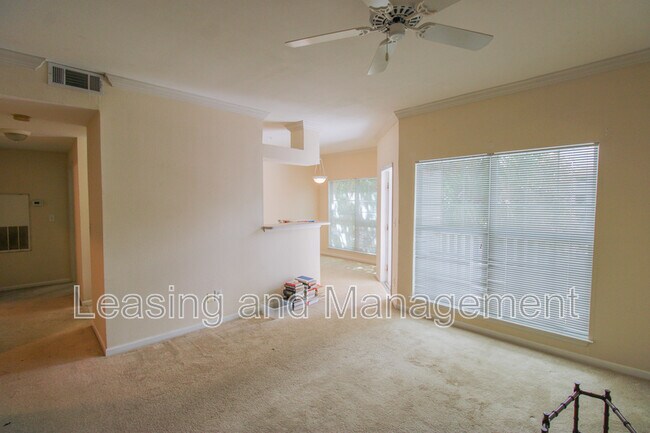 Building Photo - 700 Daniel Ellis Dr