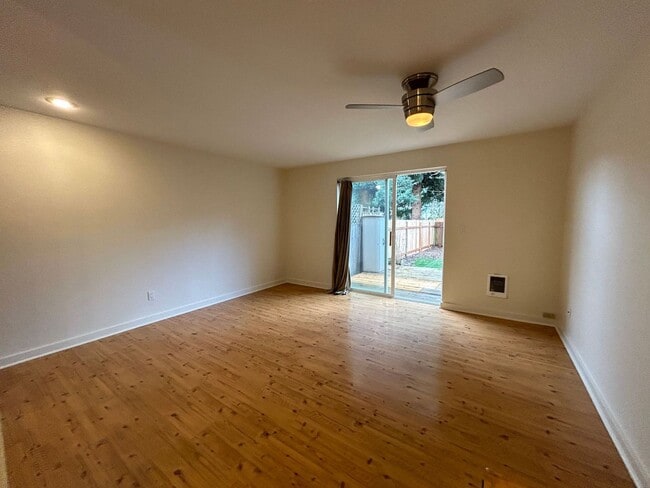 Building Photo - New Appliances, Carpet & Paint 2 Bed 1.5 B...