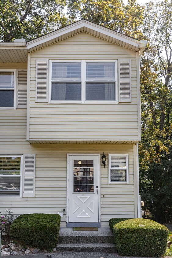 Primary Photo - 25 Padanaram Rd