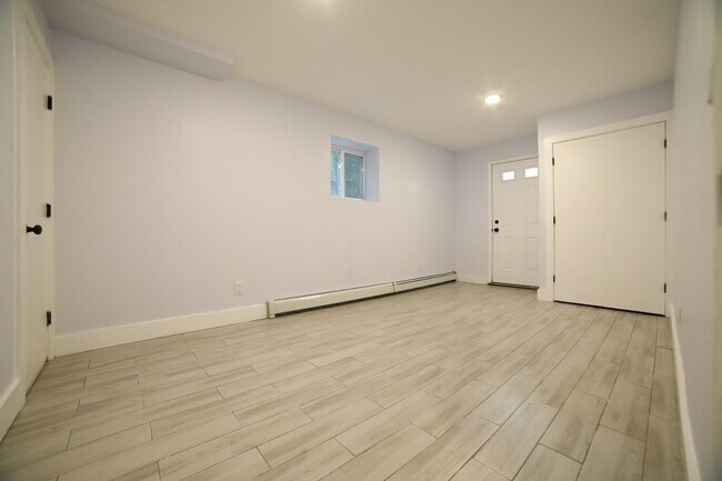 Building Photo - 102 Woodlawn Ave
