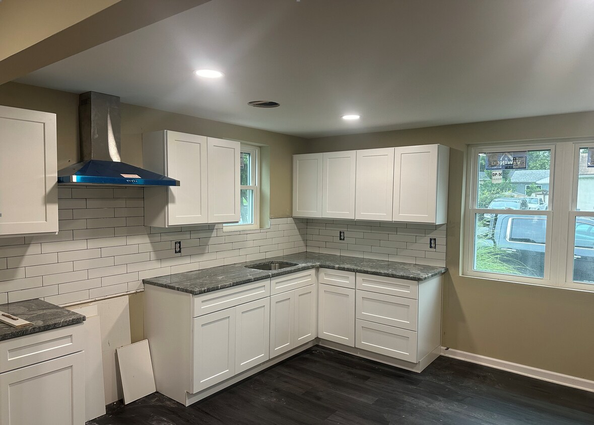 Primary Photo - 703 Columbus Ct