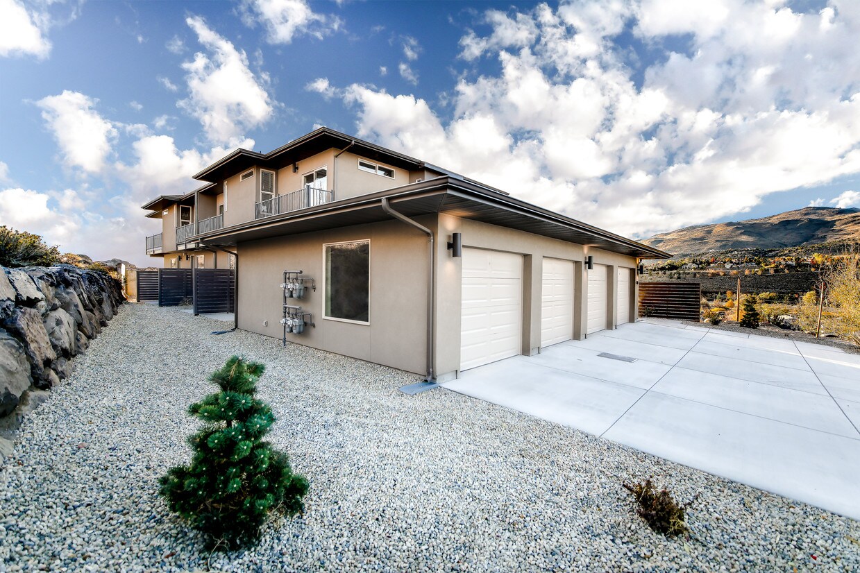 Primary Photo - 700 Bluffs Ct