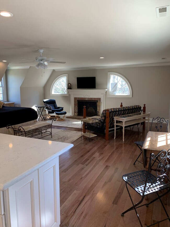 Foto del edificio - Short Term Furnished Luxury Studio