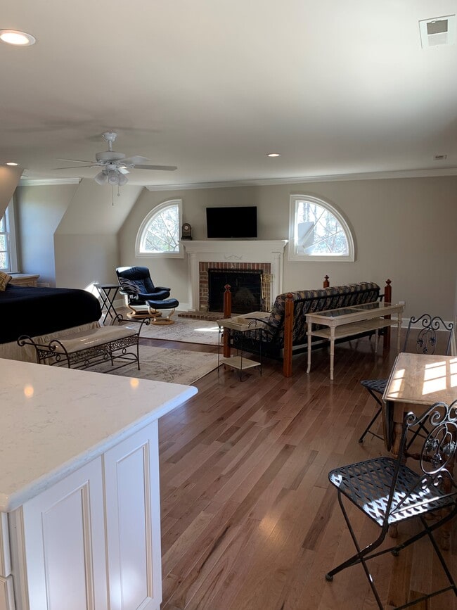 Building Photo - Short Term Furnished Luxury Studio