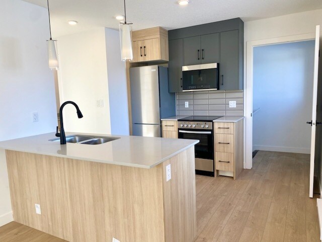 Building Photo - 9809-9153 153 St NW