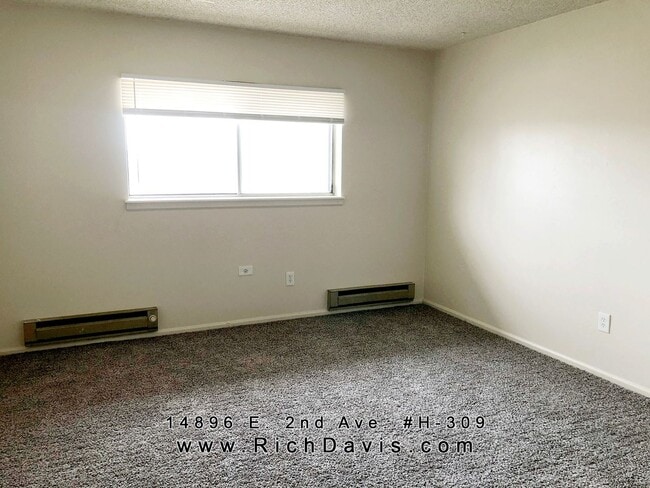 Foto del edificio - 2 bed, 2 bath with washer/dryer hookup.  Great location off Sable and 2nd Ave.