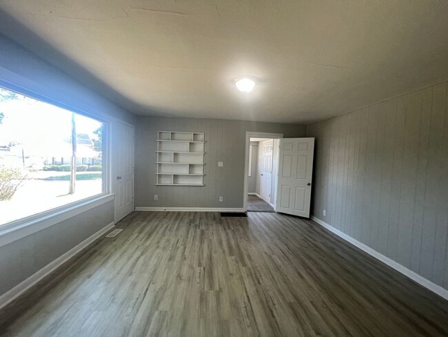 Building Photo - New Year, New Home Special !!!! $200 OFF -...