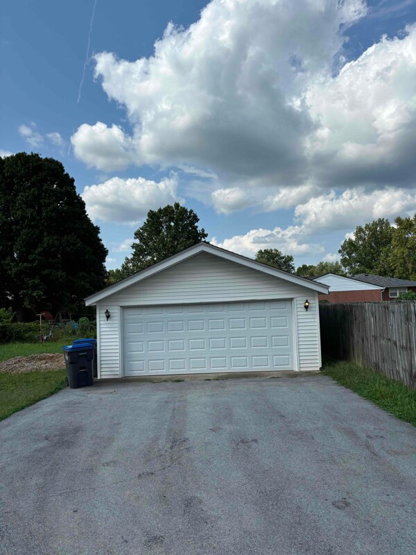 Building Photo - 7201 Lorenzo Ln