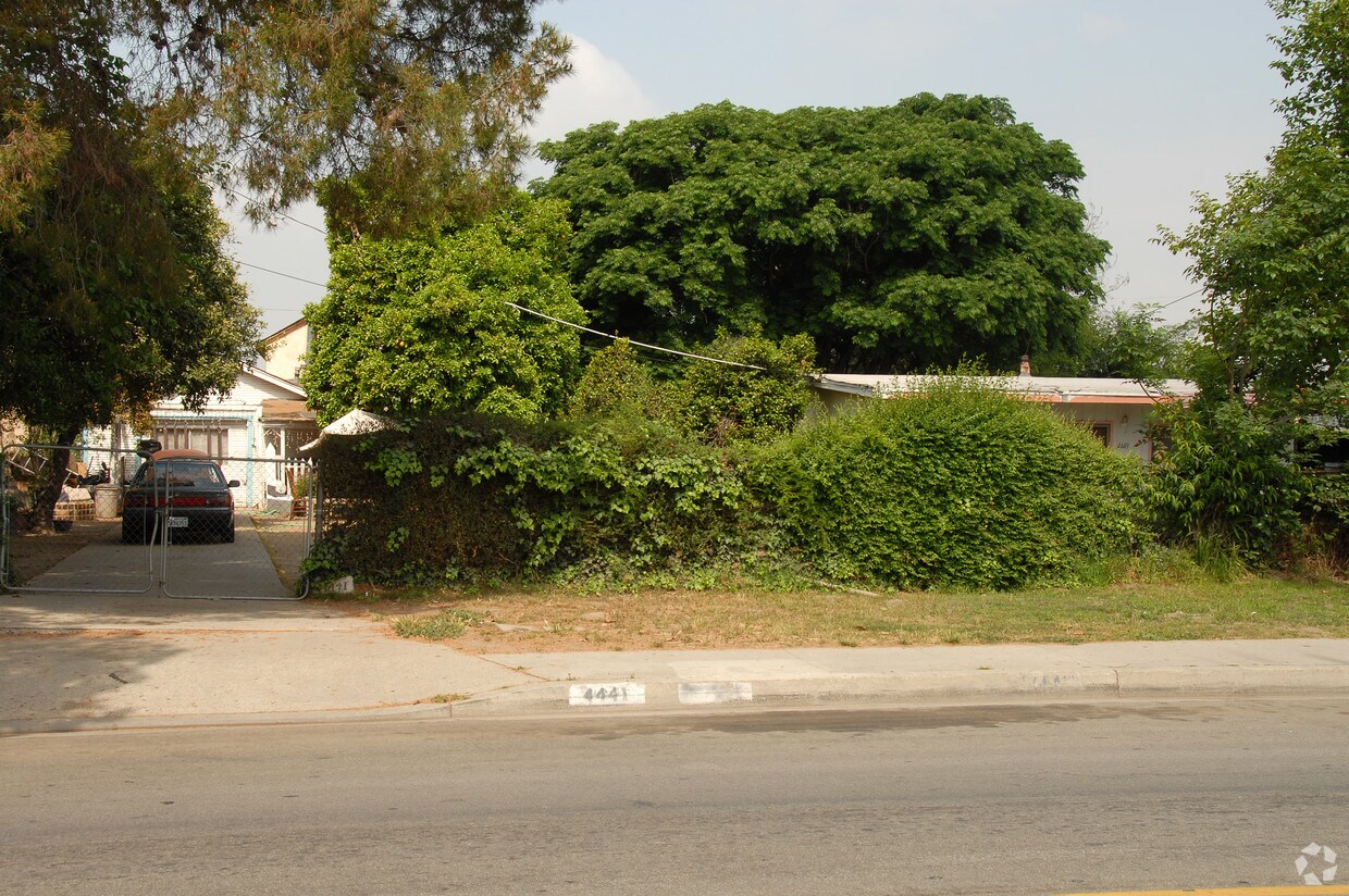 Foto del edificio - 4441-4449 Cogswell Rd