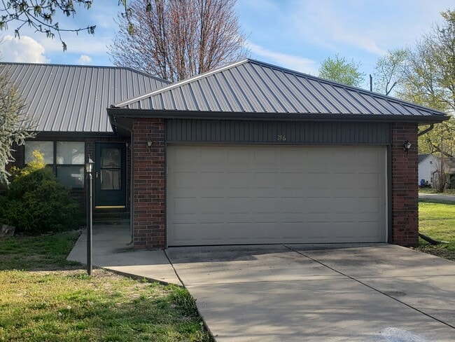 Front - 216 W Wade St