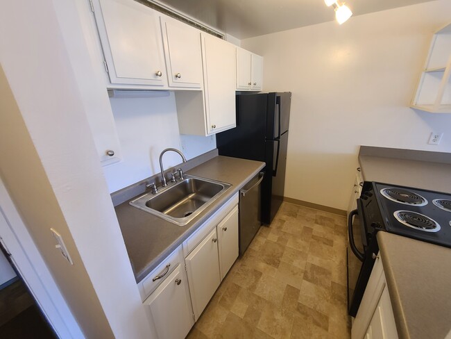 Building Photo - 330 2nd Ave S