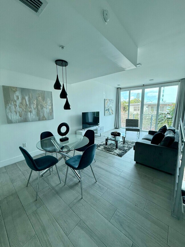 Foto del edificio - 8143 Harding Ave