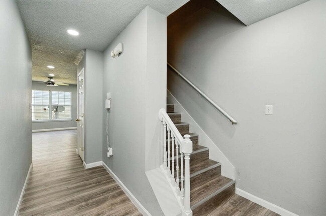 Building Photo - Charming 3-Bed, 2-Bath Townhome!