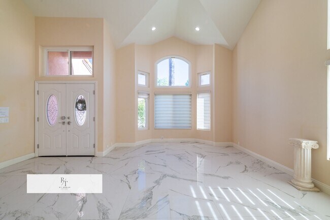 Foto del edificio - Stunning Remodeled Home in Walnut Valley U...