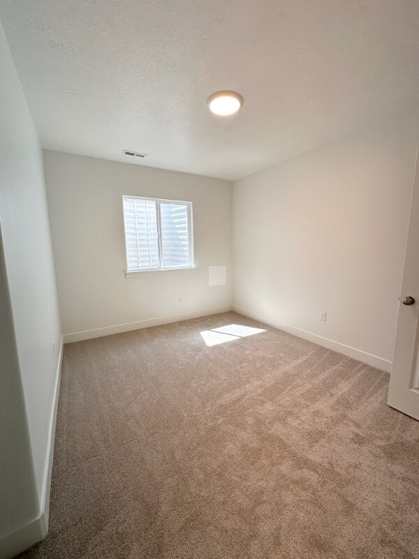 Building Photo - 682 Benedict Dr