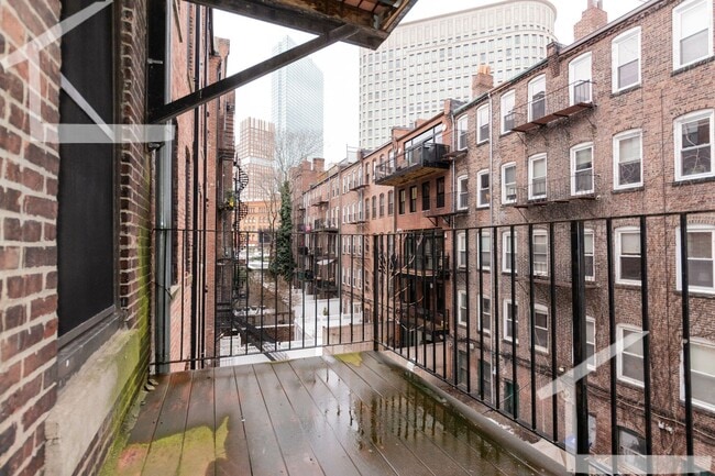 Building Photo - 2 Bed 1 Bath Brownstone (close to I90 - 2 mi)