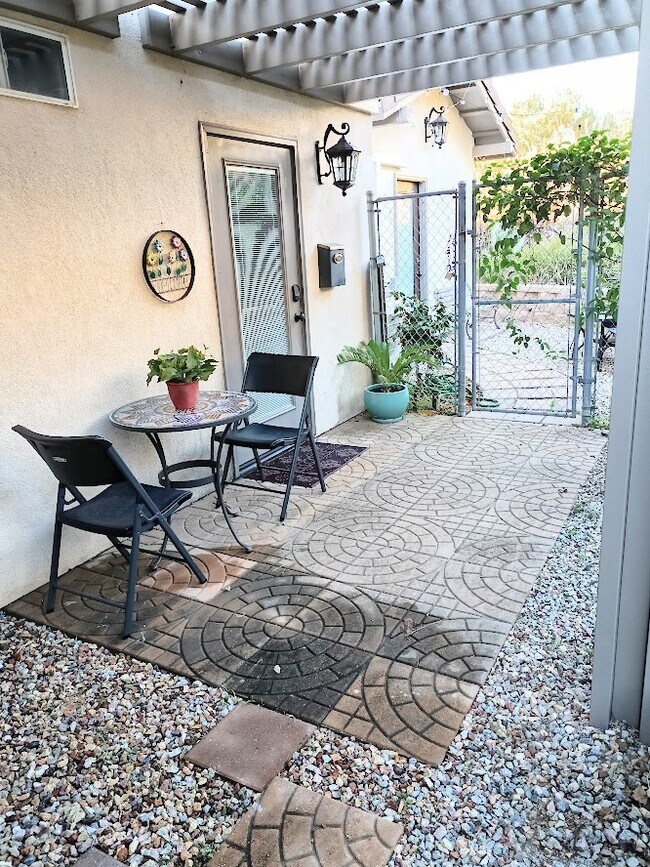 Building Photo - 1620-1624 York Dr