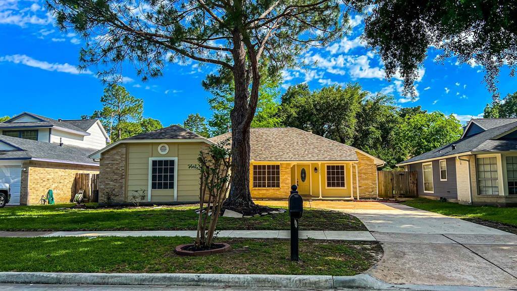 Primary Photo - 15507 Pebble Lake Dr