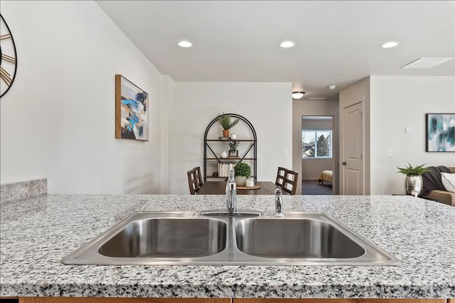 Foto del edificio - 3 Bedroom, 2 Bath Home w/2 Car Garage in D...