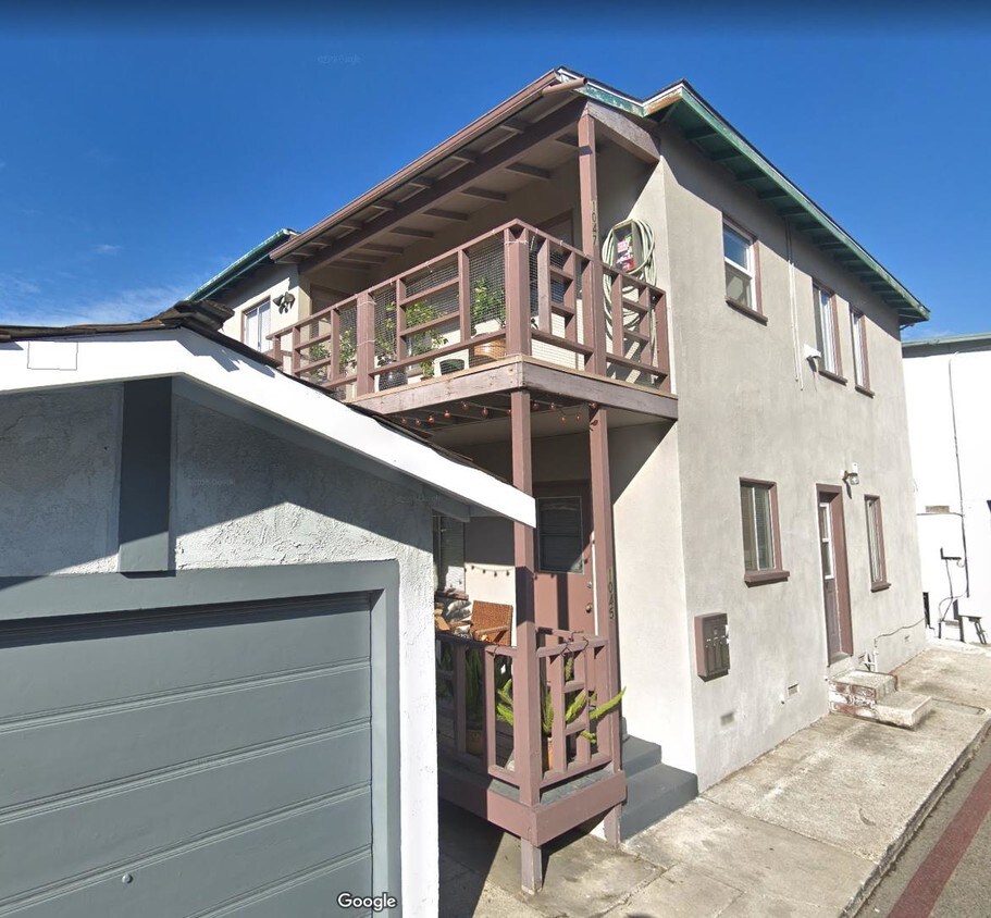 Primary Photo - 1047 Bayview Dr