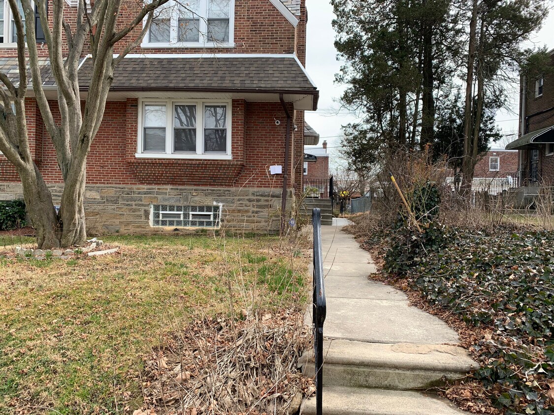 Front Yard - 1420 E Duval St