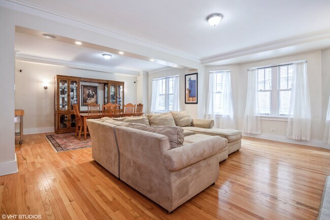 Living Room/Dining Room - 609 W Stratford Plz