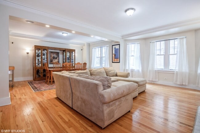 Living Room/Dining Room - 609 W Stratford Plz