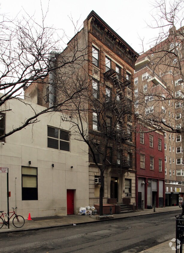 Building Photo - 89 7th Ave S