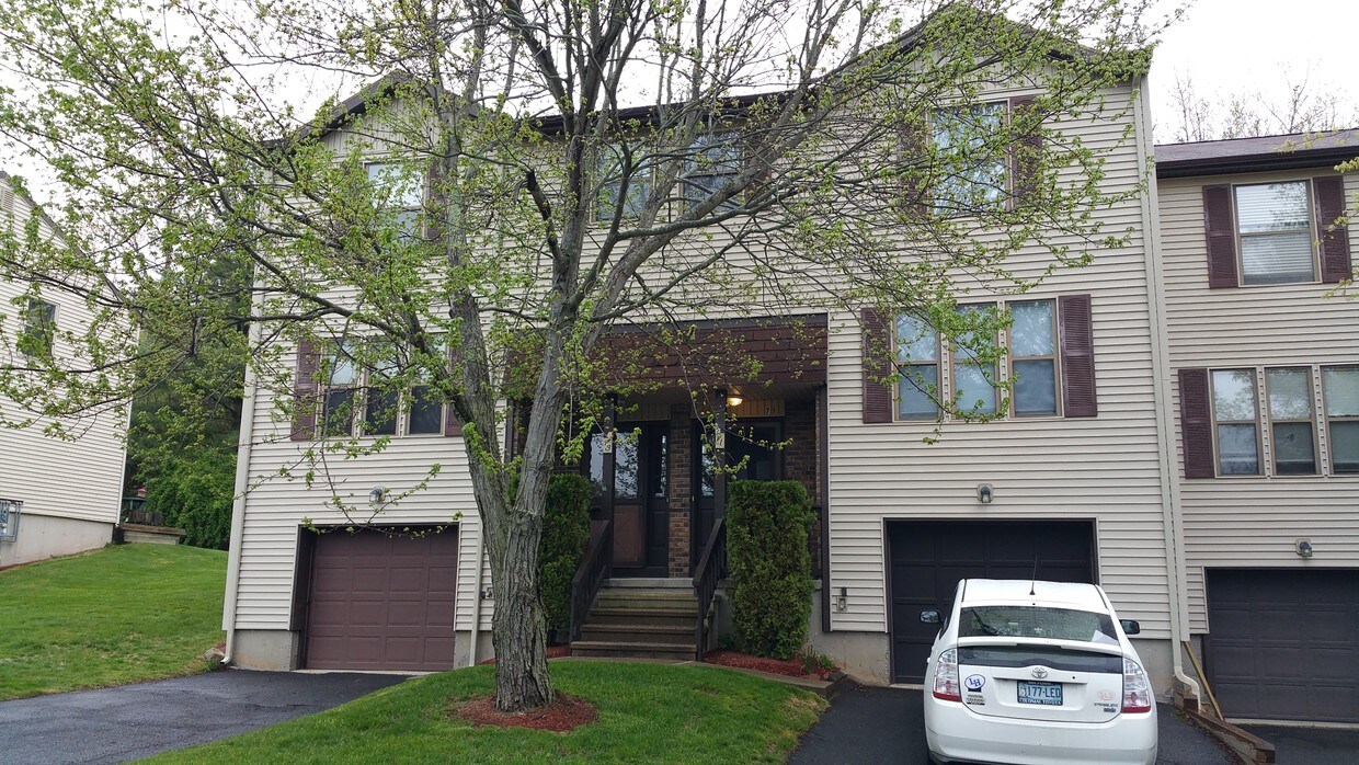 71 Country Hill Rd, Naugatuck, CT 06770 Townhome Rentals in Naugatuck