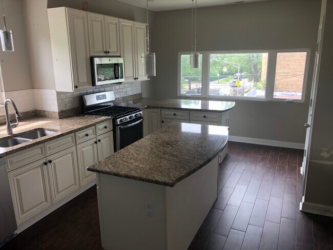 Kitchen - 4156 W School St