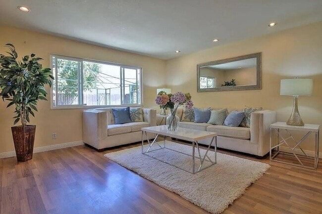 Building Photo - 39262 Sundale Dr