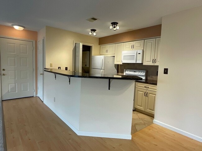 Building Photo - Forest Glen Condo Rental