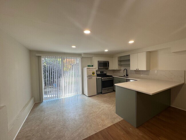 Foto del edificio - Newly Remodeled 2BR/1BA Lower-Level Unit