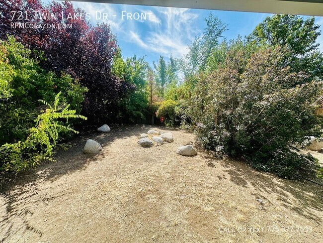 Foto del edificio - 721 Twin Lakes Dr