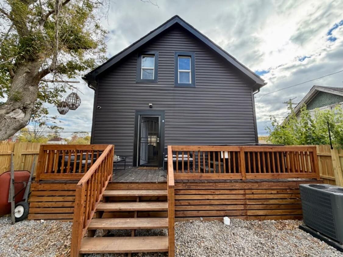 Foto principal - Fully Furnished And Updated 4 bedroom 2 ba...