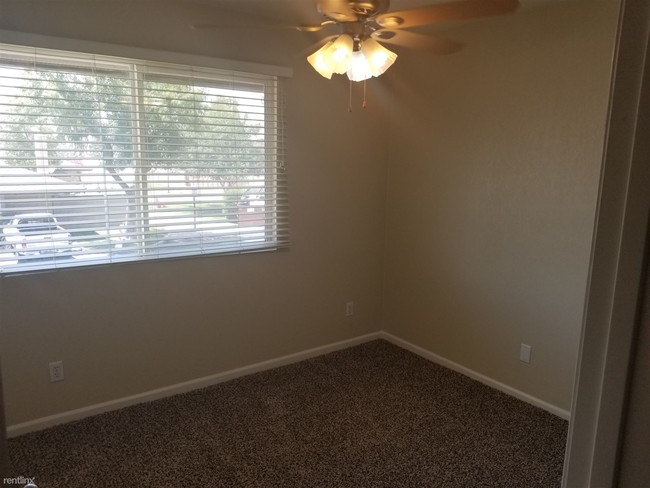 Building Photo - 3 br, 1.5 bath Townhome - 1610 W Village Way