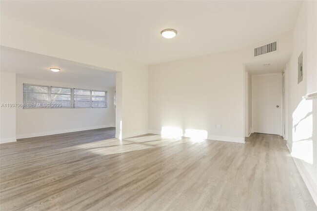 Foto del edificio - 1571 NE 44th St