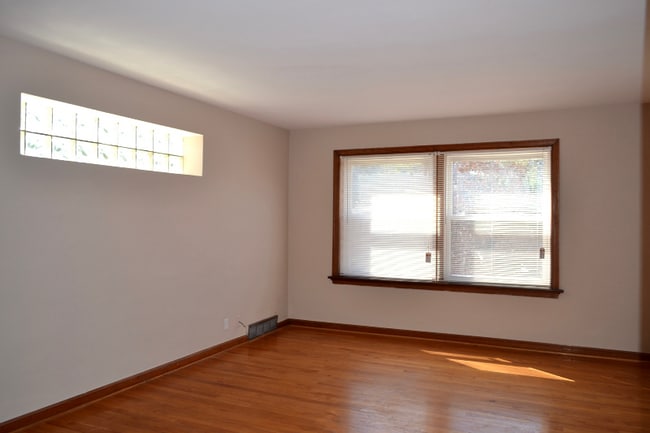 Building Photo - 3468-3470-3470 Watson Rd