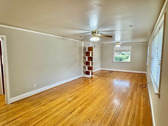 Building Photo - Charming 3 Bedroom / 1 Bath Home with Orig...