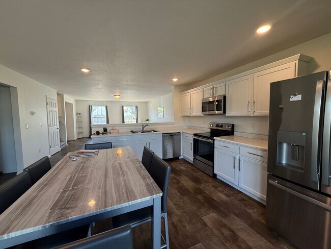 Foto del edificio - Spacious & Partially Furnished 5-Bedroom Colonial in Allendale's Maple Pond Community