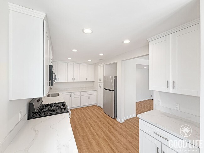 Foto del edificio - Charming 3B/2BA Home with Attached Garage, Large Yard and Modern Comforts in Quiet Baseball Field...