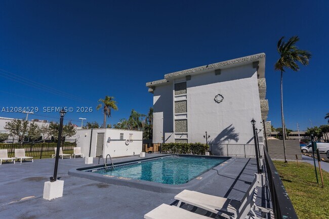 Foto del edificio - 16450 NW 2nd Ave