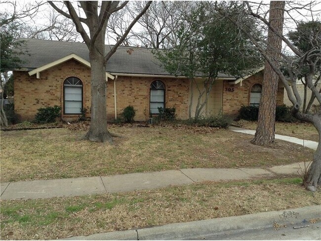 Building Photo - 305 Colonel Dr